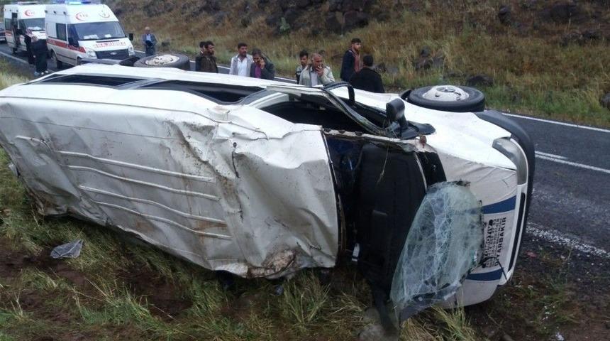Diyarbakır&rsquo;ın &Ccedil;ermik İl&ccedil;esi Karataş Mahallesi Mevkisinde &Ouml;ğrencileri Taşıyan Servis Aracı Şarampole Yuvarlandı. Yaralıların Olduğu B&ouml;lgeye &Ccedil;ok Sayıda Ambulans Sevk Edildi.