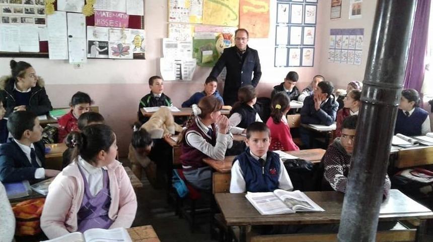 M&uuml;d&uuml;r Kaya, Bir G&uuml;nde 23 K&ouml;y Okulunu Ziyaret Etti