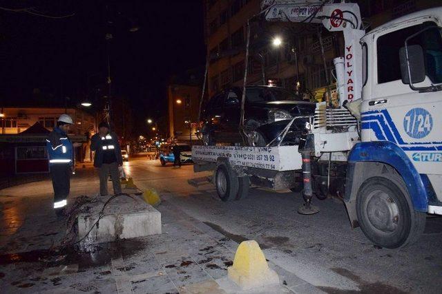 Ehliyetsiz Sürücü Elektrik Trafosunu Yerinden Söktü