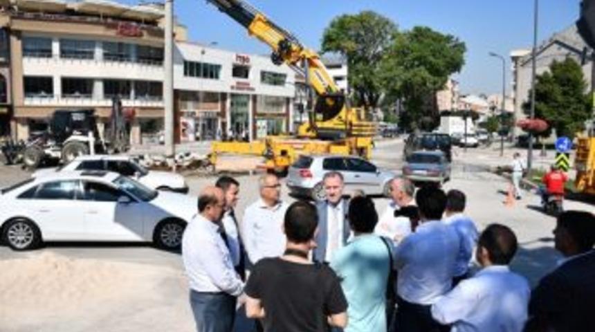 Belediye Kavşağına Kazma Vuruldu