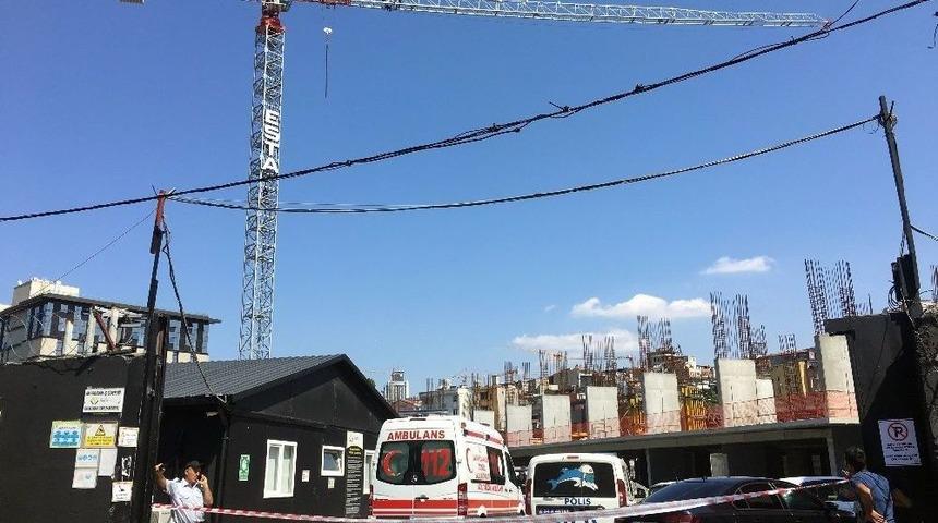 Beyoğlu&rsquo;nda Paralarını Alamayan İş&ccedil;iler Vincin Tepesinde Eylem Yaptı