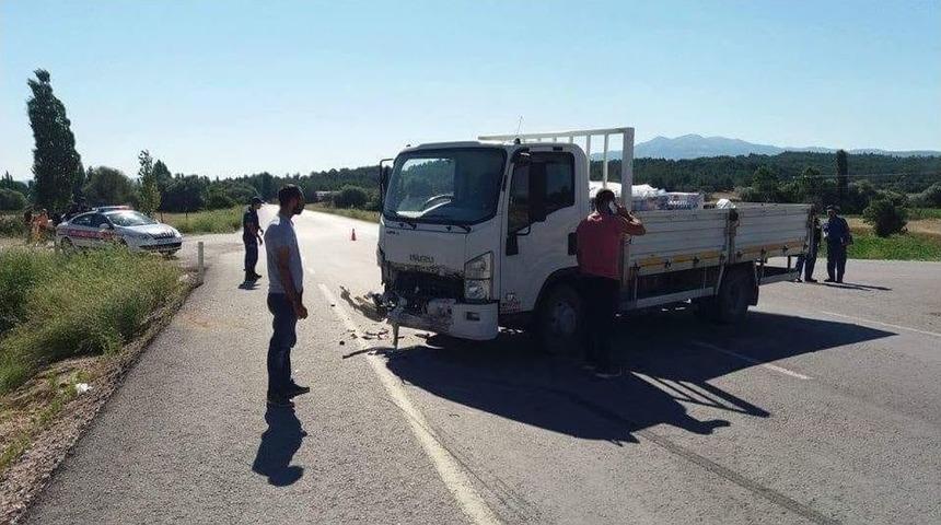 Gediz&rsquo;de Trafik Kazası: 2 Yaralı