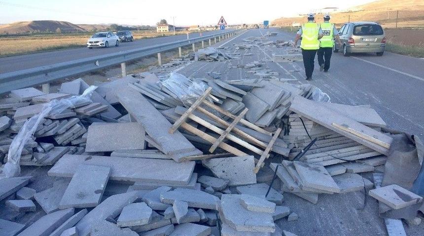 Kontrolden &Ccedil;ıkan Tır Ref&uuml;je &Ccedil;ıktı, Granitler Yola Sa&ccedil;ıldı