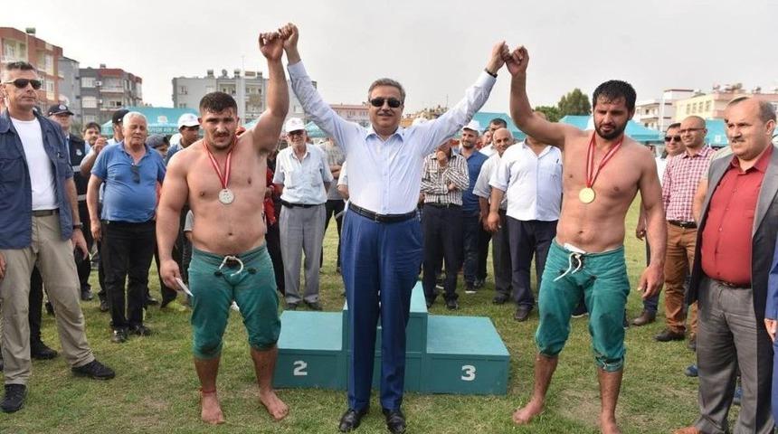 Karakucak Güreşlerinin Başpehlivanları Ödüllerini Vali Su’dan Aldı