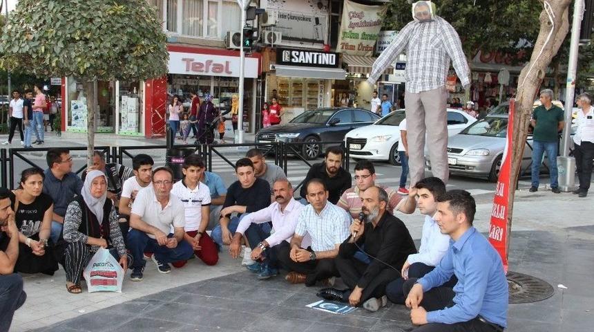 Minik Eyl&uuml;l&rsquo;&uuml;n Katil Zanlısının Maketini Ağaca Astılar