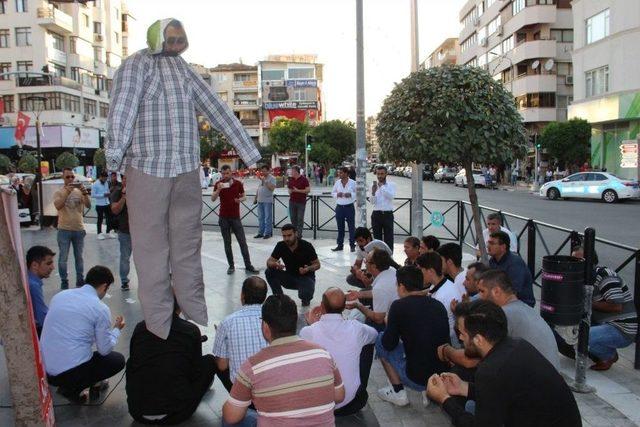 Minik Eyl&uuml;l&rsquo;&uuml;n Katil Zanlısının Maketini Ağaca Astılar 1