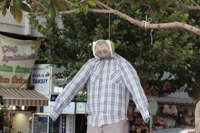 Minik Eyl&uuml;l&rsquo;&uuml;n Katil Zanlısının Maketini Ağaca Astılar 2