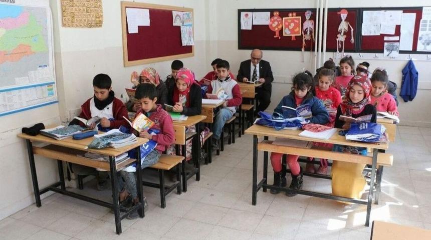 Tillo&rsquo;da &Ouml;ğrenci, &Ouml;ğretmen Birlikte Kitap Okuyor