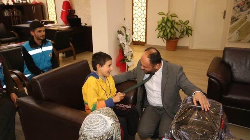 Başkan &Ouml;zaltun, Bedensel Engelli Toprak&rsquo;ı Misafir Etti