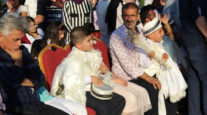 Beyoğlu&rsquo;nda 400&rsquo;den Fazla &Ccedil;ocuk Toplu S&uuml;nnet Ş&ouml;leninde Eğlendi