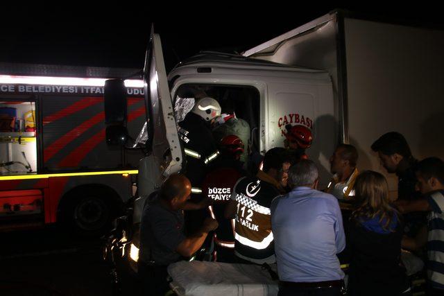 Düzce'de iki kamyon çarpıştı: 1 yaralı