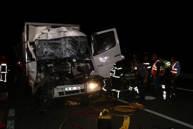 Düzce'de iki kamyon çarpıştı: 1 yaralı