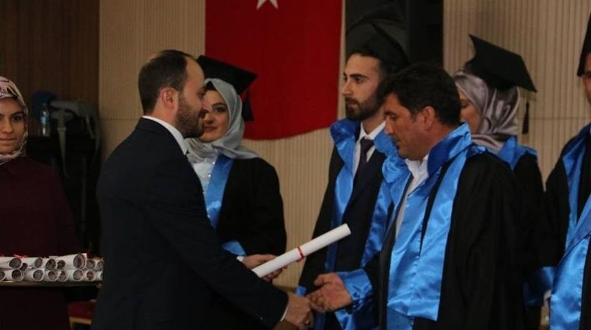 50 Yaşında Muhtar &Uuml;niversite Bitirdi