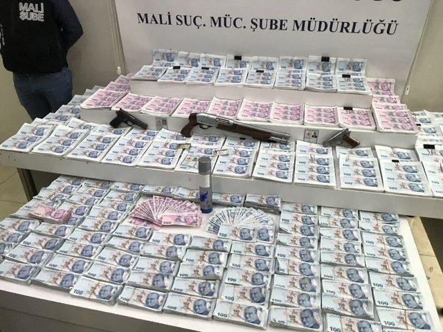 5 Milyon 200 Bin Lira Sahte Parayı Piyasaya Sürmeye Çalışan Kalpazan Şebekesinin 20 Üyesi Tutuklandı