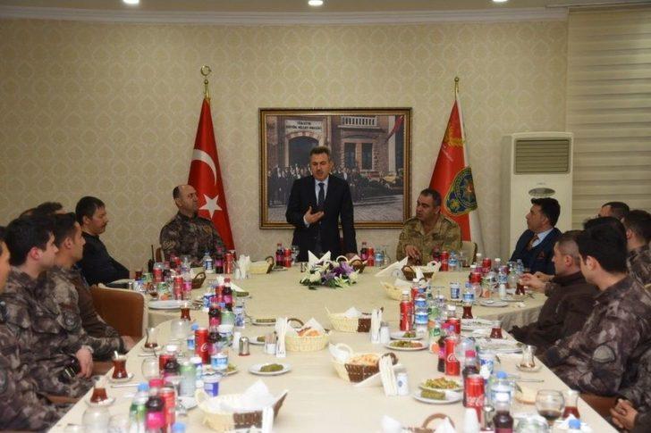 Vali Elban Afrin’e Gönderilecek Askerlerle Yemekte Buluştu