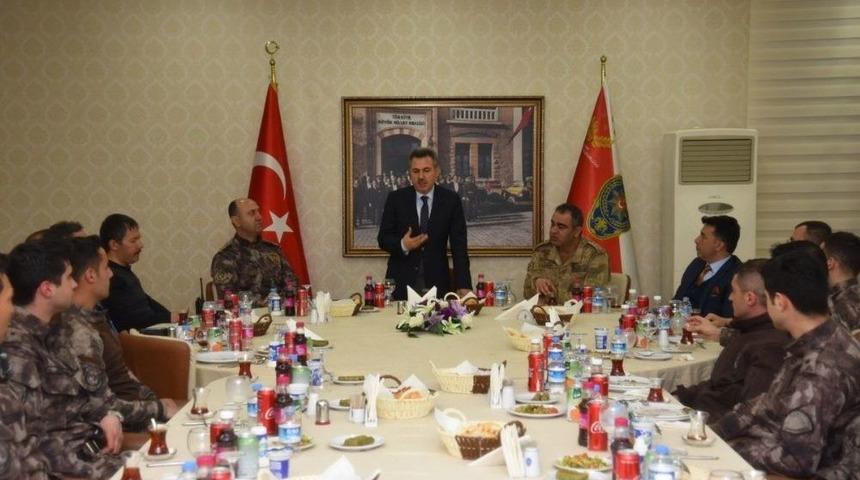 Vali Elban Afrin&rsquo;e G&ouml;nderilecek Askerlerle Yemekte Buluştu