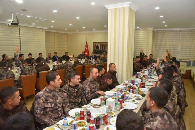 Vali Elban Afrin’e Gönderilecek Askerlerle Yemekte Buluştu