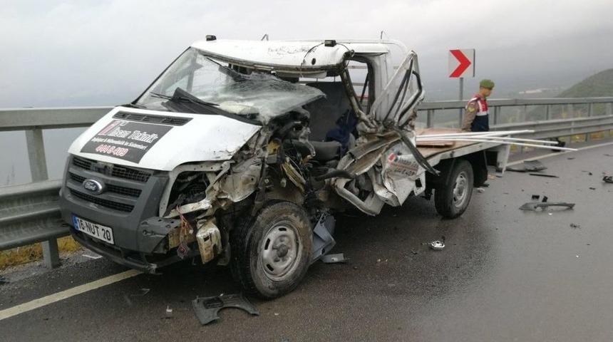 Tır İle Kamyonet &Ccedil;arpıştı: 1 Yaralı