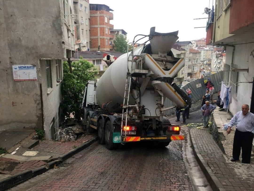 Kağıthane&rsquo;de Yokuş Aşağıya Kayan Beton Mikseri Evin Duvarına &Ccedil;arptı