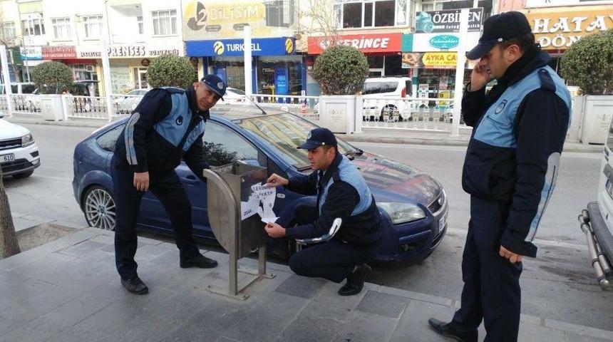 Niğde Belediyesi Zabıtaları İzinsiz Afişleri Kaldırıyor