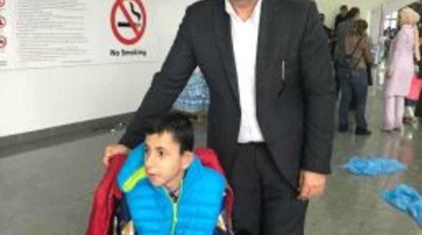 Milletvekili Aday Adayı Erdal Atik Kongrede Rastladığı Engelli &Ccedil;ocuğa Tekerlekli Sandalye Hediye Etti