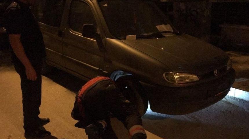 Kamyonete Giren Kediyi Miyavlayarak &Ccedil;ıkartmaya &Ccedil;alıştı