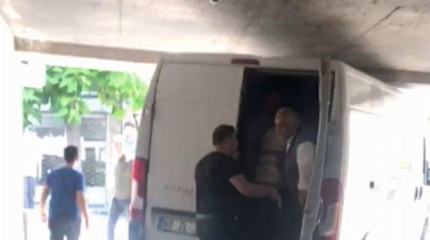 Minib&uuml;s&uuml; Sıkışmaktan Vatandaşlar Kurtardı