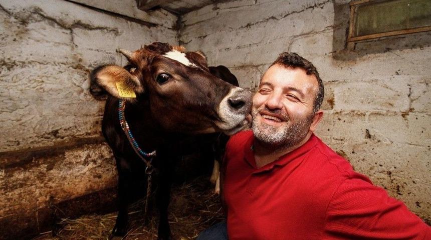 Rizeli Vatandaşın İneğiyle Olan Sevgi Bağı Şaşırtıyor