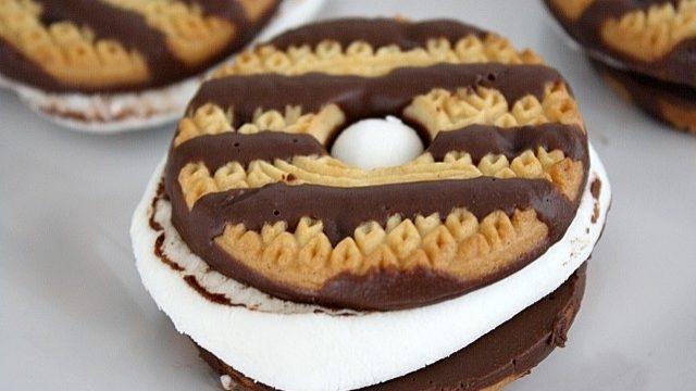 Çikolata Kaplı Marsmallowlu Kurabiye Sandviçler