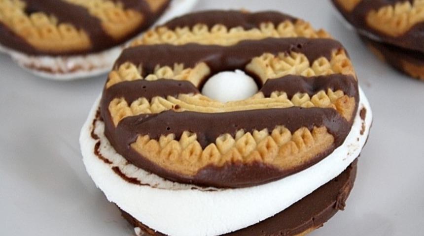 Çikolata Kaplı Marsmallowlu Kurabiye Sandviçler