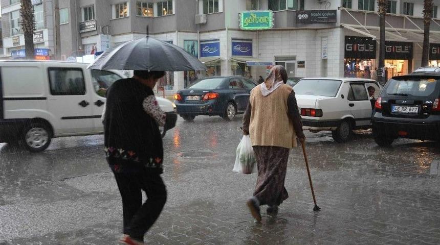 Ortaca&rsquo;da Sağanak Yağış Etkili Oldu