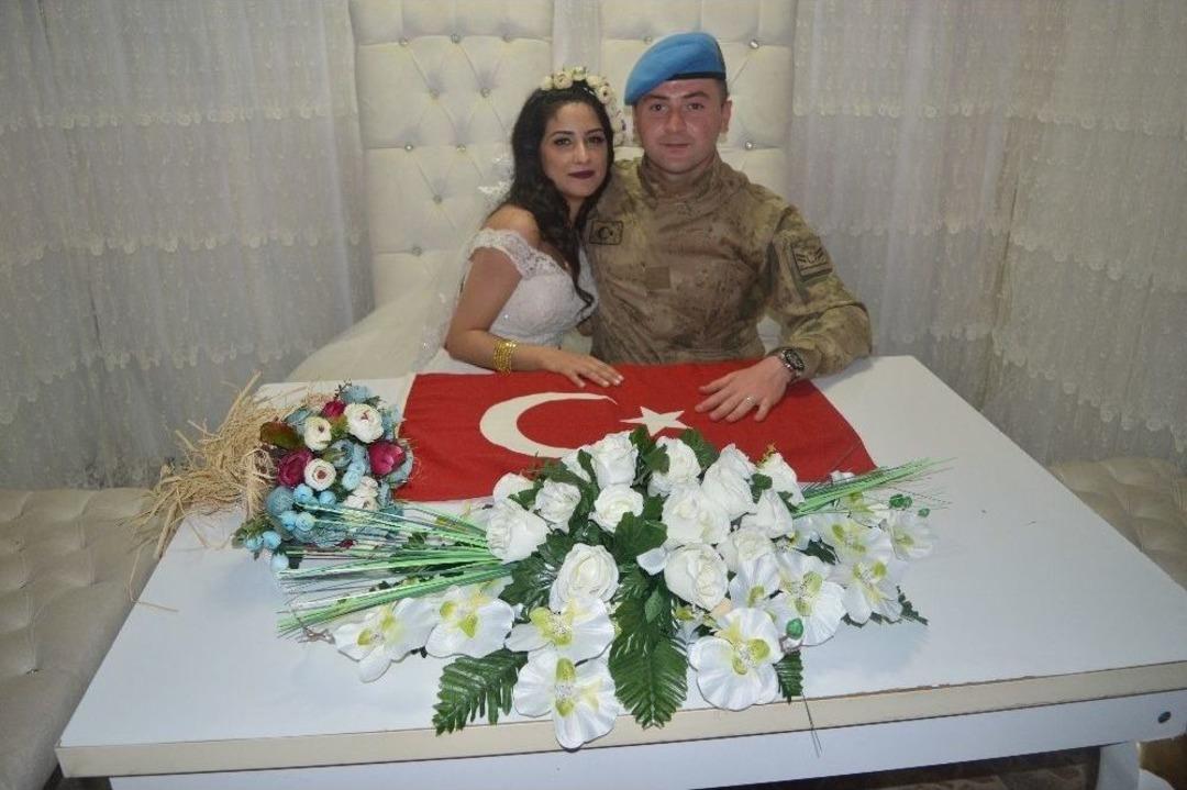 Kendi D&uuml;ğ&uuml;n&uuml;ne Askeri &Uuml;niforma İle Geldi