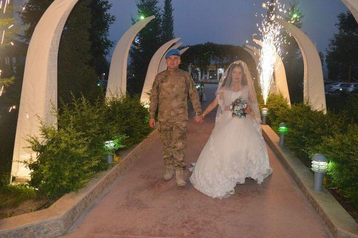 Kendi Düğününe Askeri Üniforma İle Geldi G1