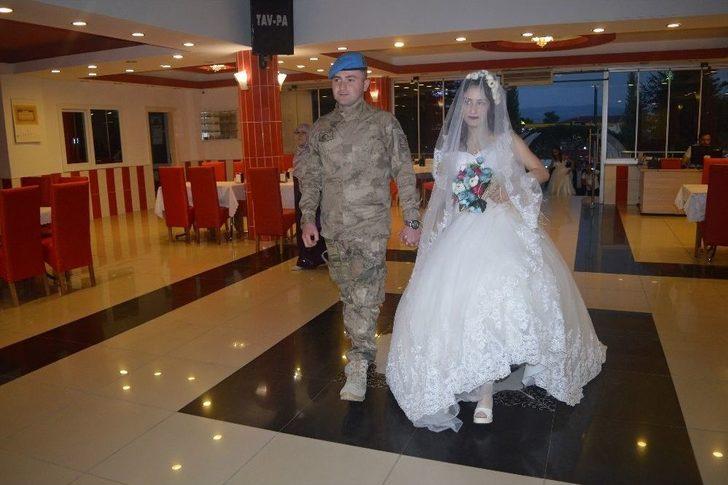 Kendi Düğününe Askeri Üniforma İle Geldi G2