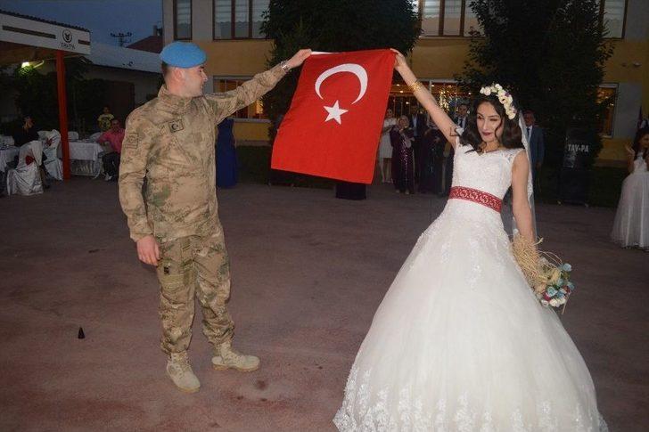 Kendi Düğününe Askeri Üniforma İle Geldi G3