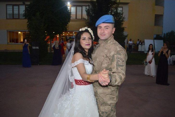 Kendi Düğününe Askeri Üniforma İle Geldi G5