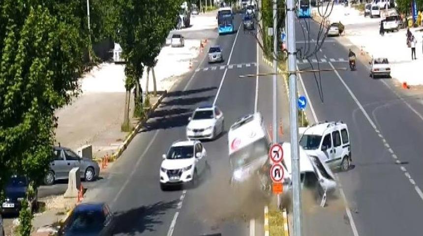 Ambulansın Karıştığı Zincirleme Kaza Kgs Kameralarına Yansıdı