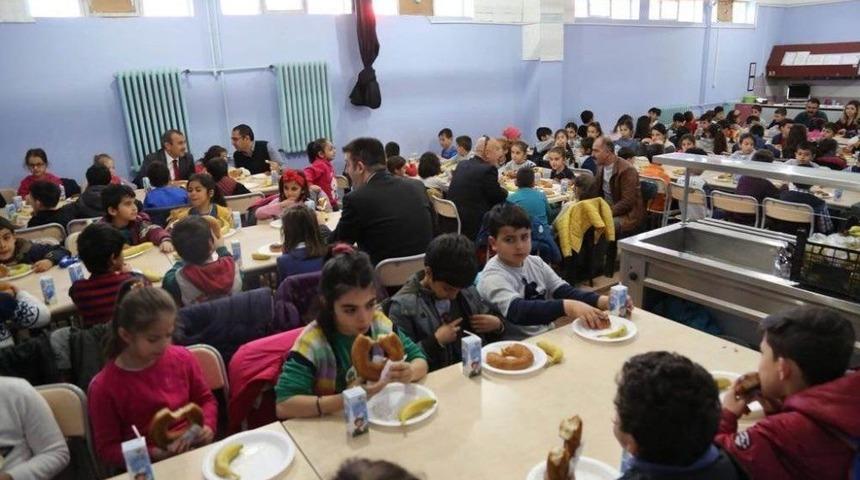 Vali Sonel&rsquo;den 332 &Ouml;ğrenciye Kahvaltı Desteği