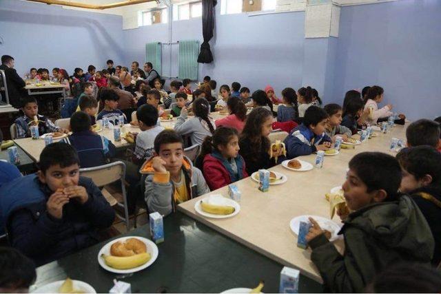 Vali Sonel’den 332 Öğrenciye Kahvaltı Desteği