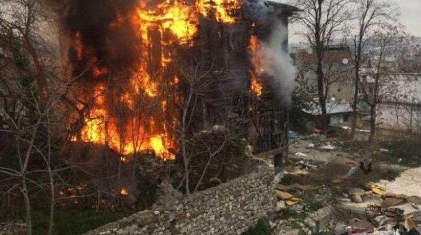 Fatih&rsquo;te Ahşap Bina Alev Alev Yandı