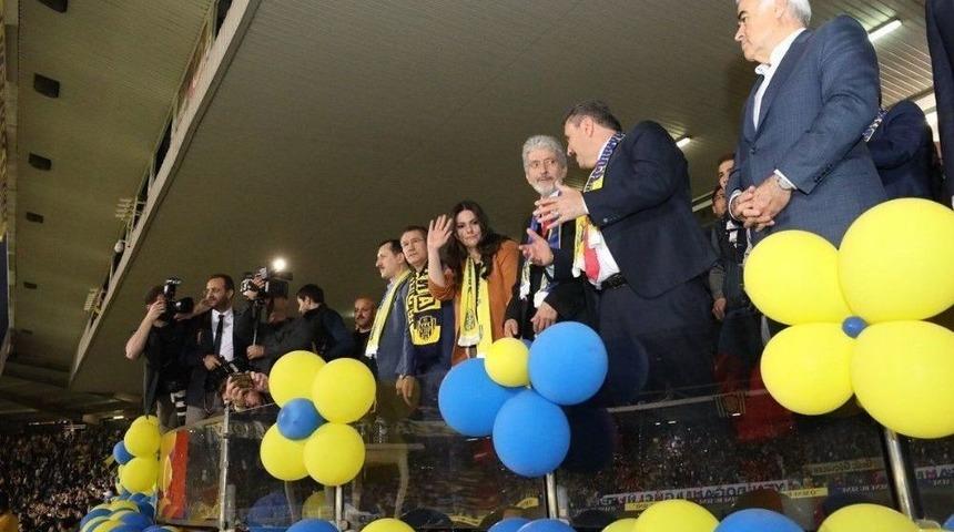 Bakan Sarıeroğlu, Ankarag&uuml;c&uuml;&rsquo;n&uuml;n Coşkusunda Ortak Oldu