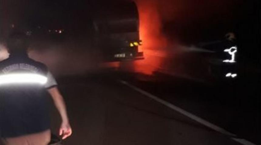 Balataları Yanan S&uuml;t Kamyonunu İtfaiye Ekipleri S&ouml;nd&uuml;rd&uuml;