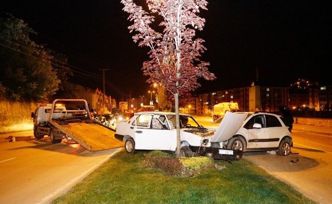 Aynı Y&ouml;nde Seyreden İki Otomobilin &Ccedil;arpışmasında 9 Kişi Yaralandı