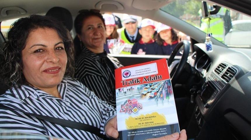 Polisten &lsquo;trafik Adabı&rsquo; Kitabı