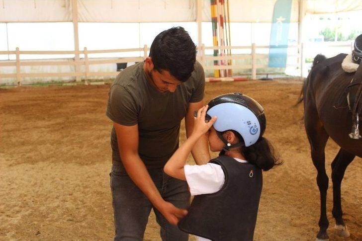 Küçükçekmeceli Minikler Yaz Aylarını Binicilik Öğrenerek Geçiriyor G1