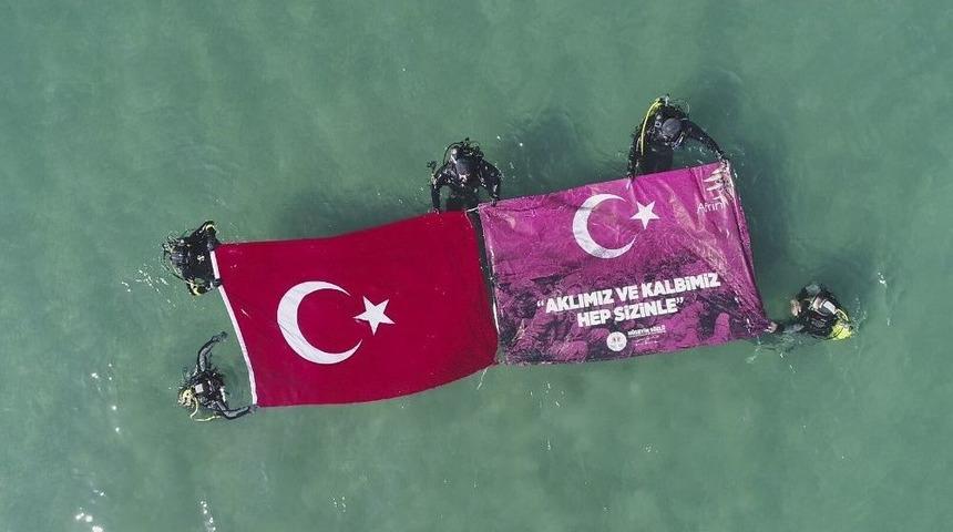 Dalgı&ccedil;lar Denizde T&uuml;rk Bayrağı A&ccedil;tı