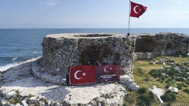 Dalgıçlar Denizde Türk Bayrağı Açtı