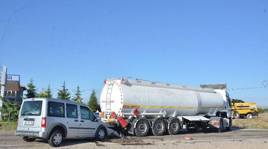 Akaryakıt Tankerine Arkadan &Ccedil;arpan Kamyonetin S&uuml;r&uuml;c&uuml;s&uuml; Yaralandı