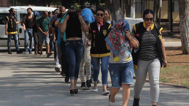 Fuhuş Şebekesinin ’manukyan’ Lakaplı Lideriyle Birlikte 19 Zanlı Gözaltında