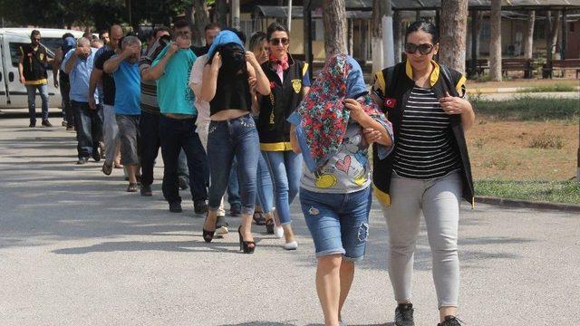 Polis Fuhuş Çetesini; Gezici Doktor, Ptt Görevlisini Kılığına Girerek Çökertti